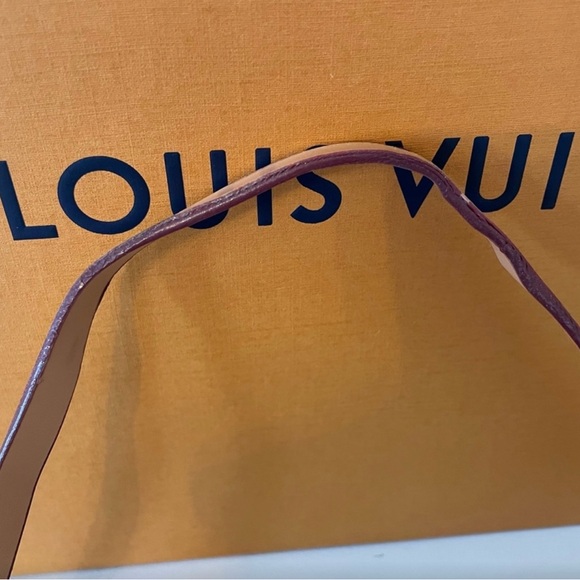 Louis Vuitton Pochette Monogram Purse - Picture 4 of 15